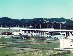 山陽新幹線西厚狭地区路盤その他工事（橋台、高架橋を担当）当社で初めての新幹線工事となった。延長960m、盛土20万m3。